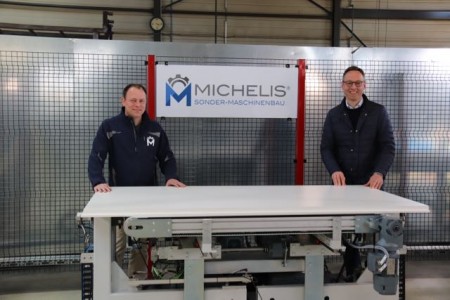  v.l.: Jens Michelis und Bürgermeister Theo Mettenborg testen die neue Halte- und Positioniervorrichtung.