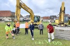 Spatenstich für das beliebte Baugebiet in Büren-Wewelsburg: Marvin Neumann, Fecke Tiefbau GmbH, Christoph Jung, Stadt Büren, Benedikt Hermesmeier, Fecke Tiefbau GmbH, Bürgermeister der Stadt Büren Burkhard Schwuchow, Günter Eggebrecht, Ortsvorsteher Wewelsburg, und Peter Salmen, Vorsitzender des Ausschusses für Bauen, Umwelt und Stadtplanung.,Foto:Stadt Büren