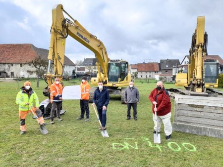 Spatenstich für das beliebte Baugebiet in Büren-Wewelsburg: Marvin Neumann, Fecke Tiefbau GmbH, Christoph Jung, Stadt Büren, Benedikt Hermesmeier, Fecke Tiefbau GmbH, Bürgermeister der Stadt Büren Burkhard Schwuchow, Günter Eggebrecht, Ortsvorsteher Wewelsburg, und Peter Salmen, Vorsitzender des Ausschusses für Bauen, Umwelt und Stadtplanung.,Foto:Stadt Büren