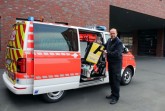 Optimierte Schnellentnahme über die seitliche Schiebetür: Andreas Pollmeier (Abteilungsleiter Rettungsdienst, Feuerwehr Gütersloh) zeigt die Entnahme der Rettungsrucksäcke mit Materialien für die Erstversorgung.