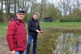 Mehr als 60 bedrohte Arten wurden beim Insektenmonitoring kartiert: Rudolf Pähler von der Gemeinschaft für Natur und Umweltschutz im Kreis Gütersloh (l.) und Helmut Barteldrees vom Fachbereich Grünflächen der Stadt Gütersloh an einer der Blänken auf Ruhenstroths Wiese, die als offene Auenlandschaft einen optimalen Lebensraum für Insekten bietet.Foto:Stadt Gütersloh