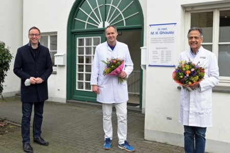 v. l.: Bürgermeister Theo Mettenborg gratuliert Dr. Pascal Vogelsang zur Übernahme der Praxis von Dr. med. Martin Ghaussy, der weiterhin in der Praxis tätig sein wird.
