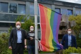 Landrat Christoph Rüther, Ecki Steinhoff (paderpride) und Dr. Sebastian Piecha (Zentrale Dienste Kreis Paderborn) hissen die Regenbogenfahne vor dem Kreishause. Foto: Kreis Paderborn, Amt für Presse- und Öffentlichkeitsarbeit, Meike Delang