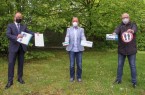 Haben gemeinsam schon einmal die wichtigsten Utensilien für das neue Testzentrum an den Externsteinen zusammengestellt:
Marcus Fiebig (Mitte), Landesverbandsvorsteher Jörg Düning-Gast (l.) und Peter Gröne, Gesch.ftsführer der Denkmalstiftung. (Foto: LVL