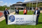 Freuen sich, dass die Sportmodellregion jetzt endlich am Dienstag beginnen kann: Paderborner Landrat Christoph Rüther, Dirk Happe, Projektleiter Stadt Paderborn, Edith Rehmann-Decker, Projektleiterin Kreis Paderborn und Paderborns Bürgermeister Michael Dreier (v.l.n.r.).Foto: © Stadt Paderborn
