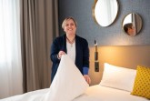 Hausdame Jana Seifert ist begeistert von der Gestaltung der künftigen Gästezimmer im Hotel zum Weinberg.