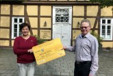 Heiner Rasche, Geschäftsführer der Bürgerstiftung Rietberg, und Mitarbeiterin Doris Vogel werben für die Ehrenamtskarte des Landes NRW. Foto: Stadt Rietberg