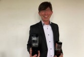 Prof. Dr. Gunther Olesch mit den Auszeichnungen zum HR-Manager des Jahres 2021 und 2020. Foto: IHK-Akademie Ostwestfalen