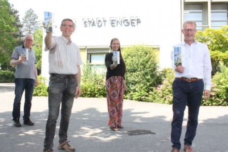 Geplant und gestaltet wurde die Broschüre von der Arbeitsgruppe Stadtmarketing und Tourismus, bestehend aus den Mitgliedern Eckhard Assler, Matthias Rasche, Burkhard Wehmeyer und Harald Wurm. ENGER GERNE wird herausgegeben von der Widukindstadt Enger und gefördert aus Mitteln des Imagekonzeptes Enger 2000+. 