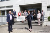 „Besser als in die Bildung und damit in die Zukunft der Kinder können wir das Geld nicht investieren“. NRW-Schulministerin Yvonne Gebauer (rechts im Bild) überreichte Landrat Christoph Rüther (links im Bild) im Beisein aller Schulleitungen der fünf Berufskollegs und drei Förderschulen in Trägerschaft des Kreises Paderborn einen symbolischen Scheck in Höhe von rund 4,3 Millionen Euro.
Von links nach rechts: Ursula Wulff, Schulleiterin der Erich-Kästner-Schule, Franz-Josef Meyer, Schulleiter des Gregor-Mendel-Berufskollegs, Dezernentin Annette Mühlenhoff, Alexandra Hubenthal, Schulleiterin des Richard-von-Weizsäcker-Berufskollegs, Dr. Thomas Wassong, Leiter der IT Stabsstelle Kreis Paderborn, Matthias Groß, Leiter des Berufskollegs Schloß Neuhaus, Rainer Vidal, Bezirksregierung Detmold, Andreas Gelhaus, Leiter der Astrid-Lindgren-Schule, Schulausschussvorsitzende Silke Kohaupt, Andreas Czorny, Leiter des Helene-Weber-Berufskollegs, Christiane Menne, Leiterin des Ludwig-Erhard-Berufskollegs, Thomas Jujka, Schulleiter der Hermann-Schmidt-Schule