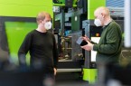 Prof. Dr. Christoph Jaroschek (rechts) und Stephan Kartelmeyer (links) arbeiten gemeinsam an der Senkung des Energieverbrauches bei der Spritzgießfertigung von technischen Kunststoffteilen. (Foto: Felix Hüffelmann / FH Bielefeld)