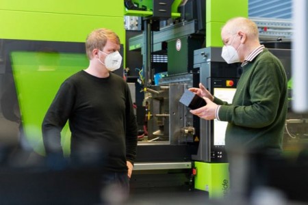 Prof. Dr. Christoph Jaroschek (rechts) und Stephan Kartelmeyer (links) arbeiten gemeinsam an der Senkung des Energieverbrauches bei der Spritzgießfertigung von technischen Kunststoffteilen. (Foto: Felix Hüffelmann / FH Bielefeld)