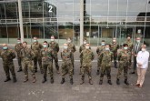 Landrat Sven-Georg Adenauer und Dr. Anne Bunte, Leiterin der Abteilung Gesundheit, verabschieden die Soldatinnen und Soldaten, die bis heute noch die Abteilung Gesundheit unterstützt haben. Foto: Kreis Gütersloh