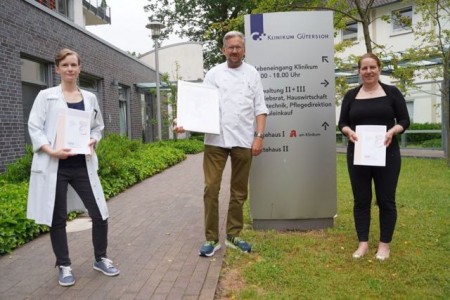 Freuen sich über die erfolgreiche Rezertifizierung: (v.r.) Maud Beste, Geschäftsführerin des Klinikum Gütersloh, Küchenleiter Dirk Fenske und Diätassistentin Andrea Beckmann..Foto:Klinikum Gütersloh