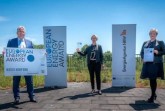Landrat Jürgen Müller freut sich zusammen mit Klimaschutzmanagerin Anna-Lena Mügge (rechts) und Birgit Rehberg über den European Energy Award.
Foto:Kreis Herford