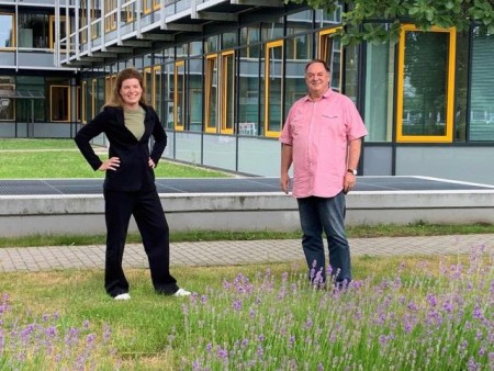 Dr. Frank Becker übergibt die Leitung des Amtes für Umweltschutz und Grünflächen an Jessica Schütte. 
