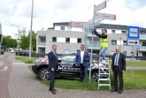 In Hövelhof erstrahlt die Beschilderung bereits im neuen Glanz – freuen sich über die gemeinschaftliche Pflege v.l.: Bürgermeister Michael Berens, Euren Bitjukov (GeKomm) und Landrat Christoph Rüther, auf der Leiter: Patric Ranis Foto: Kreis Paderborn, Kreisstraßenbauamt, Michael Rüngeler