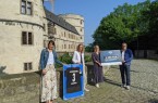 Neele Rickers (Leiterin Marketing, CSR & Entwicklung beim SCP07), Kirsten John-Stucke (Leitung Kreismuseum Wewelsburg), Isabelle Götze (CSR-Mitarbeiterin beim SCP07) und Heinz-Josef Struckmeier (Förderverein Kreismuseum Wewelsburg e.V.). Bildnchweis: Kreismuseum Wewelsburg, Gloria Bialas
