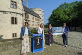 Neele Rickers (Leiterin Marketing, CSR & Entwicklung beim SCP07), Kirsten John-Stucke (Leitung Kreismuseum Wewelsburg), Isabelle Götze (CSR-Mitarbeiterin beim SCP07) und Heinz-Josef Struckmeier (Förderverein Kreismuseum Wewelsburg e.V.). Bildnchweis: Kreismuseum Wewelsburg, Gloria Bialas