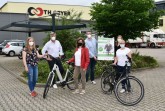 Treten beim STADTRADELN gemeinsam in die Pedale: (v.l.) Kira Schafer, Ralf Streicher (Geschäftsführer Th. Geyer Ingredients), Simone Hellwig, Andrè Mohrenstein (Mobilitätsmanager Stadt Höxter), Carolin Röttger (Klimaschutzmanagerin Kreis Höxter) und Maren Kiel. Foto: Kreis Höxter.