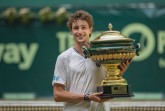 Ugo Humbert ist der Sieger der 28. NOVENTI OPEN. Als erst zweiter Franzose nach Henri Leconte im Premierenjahr 1993 konnte der 22-Jährige den begehrten Siegerpokal bei Deutschlands bedeutendstem Tennisevent im ostwestfälischen Halle gewinnen. © NOVENTI OPEN/Mathias Schulz
