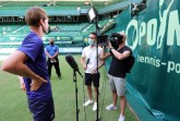 Tennis-Profi Sebastian Korda (links) im Post-Match-Interview mit Journalist Ursin Caderas und Kameramann Brucie Smith von der ATP Media. © NOVENTI OPEN/HalleWestfalen