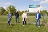 Einladung zur Baumpatenschaft: Dirk Buddenberg (Stadt Gütersloh), Brigitte Büscher, Susanne Otter-Nacke und Reinhard Wagener (Bürgerstiftung, v.l.) freuen sich auf eine neue Saison im BürgerWald.Foto:Stadt Gütersloh
