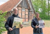 Bereiten unter dem Motto #spexardwandert zwei Routen durch die Bauerschaft an: Theresa Feldhans (1. Vorsitzende, rechts) und Simon Hecker vom Heimatverein Spexard. (Foto: M. Schumacher)