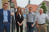 Bürgermeister Andreas Sunder (links) mit dem bisherigen Geschäftsführer der Gartenschaupark Rietberg GmbH und der Stadtmarketing Rietberg GmbH, Peter Milsch (rechts), dessen designiertem Nachfolger Johannes Wiethoff und Lisa Jephcote, die die Geschäftsleitung vertreten wird. Foto: Stadt Rietberg