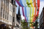 Die Mittlere Berliner Straße wird über die Sommerzeit in Regenbogen-Farbspiele getaucht.Foto:Stadt Gütersloh