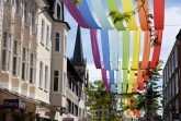 Die Mittlere Berliner Straße wird über die Sommerzeit in Regenbogen-Farbspiele getaucht.Foto:Stadt Gütersloh