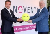 Die Austragung der 28. NOVENTI OPEN ist „der größte Sieg überhaupt“: Neben der sportlichen Weltklasse wurde das Thema Gesundheit für das ATP 500er-Rasenevent in HalleWestfalen erfolgreich umgesetzt. Darüber freuen sich (von links) Turnierdirektor Ralf Weber und Dr. Hermann Sommer, Vorstandsvorsitzender NOVENTI Health SE.  © NOVENTI OPEN/HalleWestfalen