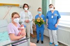 Die 1.000 Geburt im Jahr 2021 „auf Gilead“: Petra Walleck freut sich mit Fiete, Chefärztin Prof. Dr. Constanze Banz-Jansen, Hebamme Nina Stahlschmidt und Gesundheits- und Krankenpflegerin Melanie Lüdtke gratulieren. Foto: Mario Haase