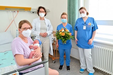 Die 1.000 Geburt im Jahr 2021 „auf Gilead“: Petra Walleck freut sich mit Fiete, Chefärztin Prof. Dr. Constanze Banz-Jansen, Hebamme Nina Stahlschmidt und Gesundheits- und Krankenpflegerin Melanie Lüdtke gratulieren. Foto: Mario Haase 