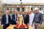 Über den guten Fortschritt des Bauvorhabens und ein gelungenes Richtfest freuen sich v.l.n.r.: Dr. Rainer Norden, Dr. Matthias Ernst, Anna-Kathrein Seeger, Pastor Ulrich Pohl, Univ.-Prof. Dr. Eckard Hamelmann, Architekt Jürgen Käller