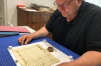 Alte Akten und Dokumente muss man teils sehr vorsichtig anfassen, sagt Thorsten Austermann, weil sie sonst zerfallen könnten. Foto: Stadt Rietberg