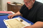 Alte Akten und Dokumente muss man teils sehr vorsichtig anfassen, sagt Thorsten Austermann, weil sie sonst zerfallen könnten. Foto: Stadt Rietberg
