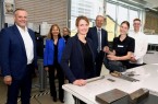 Duale Ausbildung bei Schüco im Blickpunkt (von links): Andreas Engelhardt, persönlich haftender Gesellschafter der Schüco International KG, Petra Pigerl-Radtke, IHK-Hauptgeschäftsführerin, Auszubildende Lea Gutsch, Katja Schnell, Leiterin Ausbildung der Schüco International KG, Wolf D. Meier-Scheuven, IHK-Präsident, Auszubildende Nalina Pucker und Auszubildender Moritz Dechant. Foto: IHK Ostwestfalen