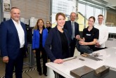 Duale Ausbildung bei Schüco im Blickpunkt (von links): Andreas Engelhardt, persönlich haftender Gesellschafter der Schüco International KG, Petra Pigerl-Radtke, IHK-Hauptgeschäftsführerin, Auszubildende Lea Gutsch, Katja Schnell, Leiterin Ausbildung der Schüco International KG, Wolf D. Meier-Scheuven, IHK-Präsident, Auszubildende Nalina Pucker und Auszubildender Moritz Dechant. Foto: IHK Ostwestfalen