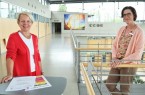 Ingrid Weitzel (Bildungsbüro Kreis Gütersloh) und Sandra Jürgenhake (Leite-rin der Abteilung Bildung des Kreises Gütersloh) haben gemeinsam mit ih-rem Team und in Abstimmung mit den kreiseigenen Schulen sowie den kommunalen Bildungsträgern das außerschulische Bildungs- und Freizeitprogramm zusammengestellt. Foto: Kreis Gütersloh