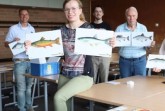 Einige der zu erkennenden Fischarten werden hier von den Organisatoren der Fischereiprüfung präsentiert. (v.l.) Günter Laser,[SS1]  Jürgen Theis (Leiter Abteilung Ordnung Kreis Gütersloh), Sarah Stockhausen, Manuel Pfahlberg (beide Kreis Gütersloh), Dieter Kosfeld und Egon Schmikale (beide ehrenamltiche Prüfer). (Foto: Kreis Gütersloh)  [SS1]Herr Laser ist auch ein ehrenamtlicher Prüfer. Den Vorsitz übernimmt ein Verwaltungsmitarbeiter der aber wechselt.