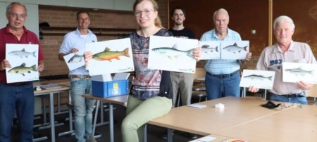 Einige der zu erkennenden Fischarten werden hier von den Organisatoren der Fischereiprüfung präsentiert. (v.l.) Günter Laser,[SS1] Jürgen Theis (Leiter Abteilung Ordnung Kreis Gütersloh), Sarah Stockhausen, Manuel Pfahlberg (beide Kreis Gütersloh), Dieter Kosfeld und Egon Schmikale (beide ehrenamltiche Prüfer). (Foto: Kreis Gütersloh) [SS1]Herr Laser ist auch ein ehrenamtlicher Prüfer. Den Vorsitz übernimmt ein Verwaltungsmitarbeiter der aber wechselt. 