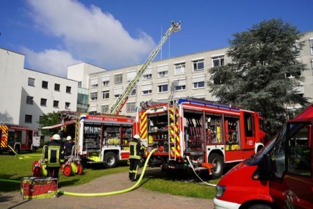 Gemeinsame Brandschutzübung von Feuerwehr, Malteser Hilfsdienst und Deutschem Roten Kreuz am Klinikum Gütersloh 