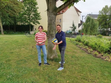 Freuen sich auf interessierte Jugendliche für die Ferienfreizeit am Edersee: Annika Koepe und Fabian Schumann (v.li.)Foto:© MultiCult/Bernadett Ewers