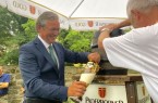 Bürgermeister Michael Dreier stach am Samstagabend traditionell das Fass an und gab den Startschuss für neun Tage Libori light.Foto:© Stadt Paderborn