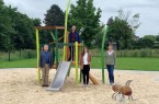 Der stellvertretende Bürgermeister Dietrich Honervogt (links) steht auf dem Spielplatz am Greitelerweg mit dem für die neuen Spielplätze zuständigen Team aus dem Amt für Umweltschutz und Grünflächen, Jonas Jansen, Lea Lengeling und Kerstin Friske (v.l.).Foto:© Stadt Paderborn