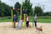 Der stellvertretende Bürgermeister Dietrich Honervogt (links) steht auf dem Spielplatz am Greitelerweg mit dem für die neuen Spielplätze zuständigen Team aus dem Amt für Umweltschutz und Grünflächen, Jonas Jansen, Lea Lengeling und Kerstin Friske (v.l.).Foto:© Stadt Paderborn