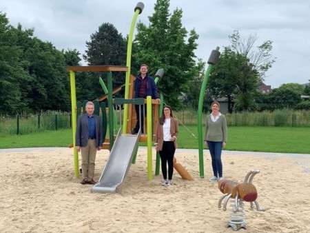 Der stellvertretende Bürgermeister Dietrich Honervogt (links) steht auf dem Spielplatz am Greitelerweg mit dem für die neuen Spielplätze zuständigen Team aus dem Amt für Umweltschutz und Grünflächen, Jonas Jansen, Lea Lengeling und Kerstin Friske (v.l.).Foto:© Stadt Paderborn