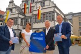 Freude über das neue Trikot mit der Pader (v.l.): Martin Hornberger (Geschäftsführer SCP07), Neele Rickers (Leiterin Marketing, CSR & Entwicklung SCP07), Dietrich Honervogt (stellvertretender Bürgermeister der Stadt Paderborn), Jens Reinhardt (Leiter Stadtmarketing Paderborn).Foto:© Stadt Paderborn