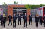 Insgesamt konnten zwei Feuerwehrfrauen und acht Feuerwehrmänner befördert werden (v.l.): Emily Müller (Löschzug Friedrichsdorf – Feuerwehrfrau); Kim Nadine Ortmeier (Löschzug Isselhorst – Brandoberinspektorin); Thorsten Steiling (Löschzug Friedrichsdorf – Brandinspektor); Malte Ebbing (Löschzug Friedrichsdorf – Brandmeister); Andi Krüger (Löschzug Friedrichsdorf – Brandinspektor); David Erfmann (Löschzug Friedrichsdorf – Brandmeister); Janek Burg (Löschzug Isselhorst – Oberbrandmeister); Philipp Clostermeyer (Löschzug Isselhorst – Unterbrandmeister); Stephan Mußenbrock (Löschzug Isselhorst – Brandoberinspektor); Philipp Zurlinden (Löschzug Isselhorst – Hauptfeuerwehrmann).